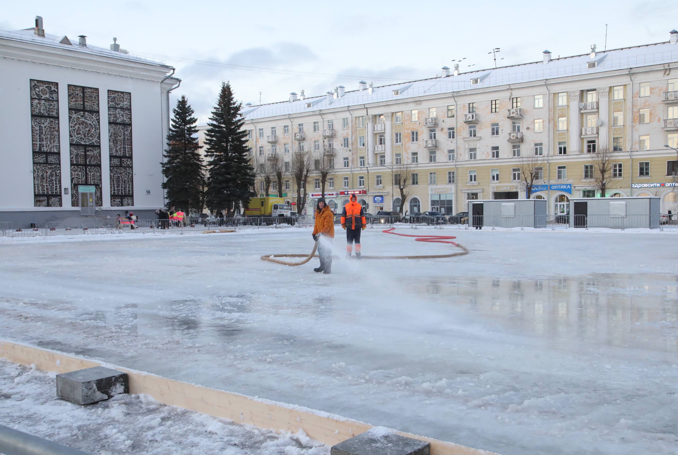 Игорь Арсентьев: Началась заливка катка на площади Победы
