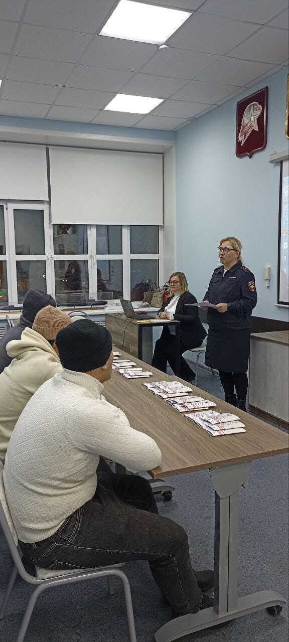 Сотрудники городской администрации и отдела по вопросам миграции УМВД России провели лекции для иностранных граждан Сотрудники городской администрации и отдела по вопросам миграции УМВД России провели лекции для иностранных граждан