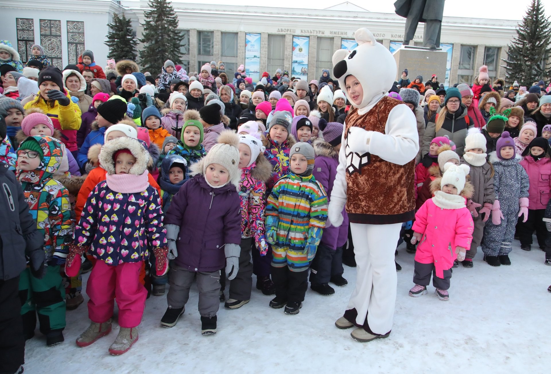 На площади Победы зажгла свои огни главная ёлка Северодвинска На площади Победы зажгла свои огни главная ёлка Северодвинска