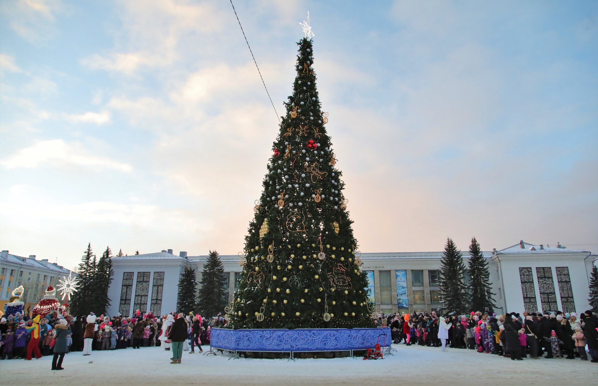 На площади Победы зажгла свои огни главная ёлка Северодвинска На площади Победы зажгла свои огни главная ёлка Северодвинска
