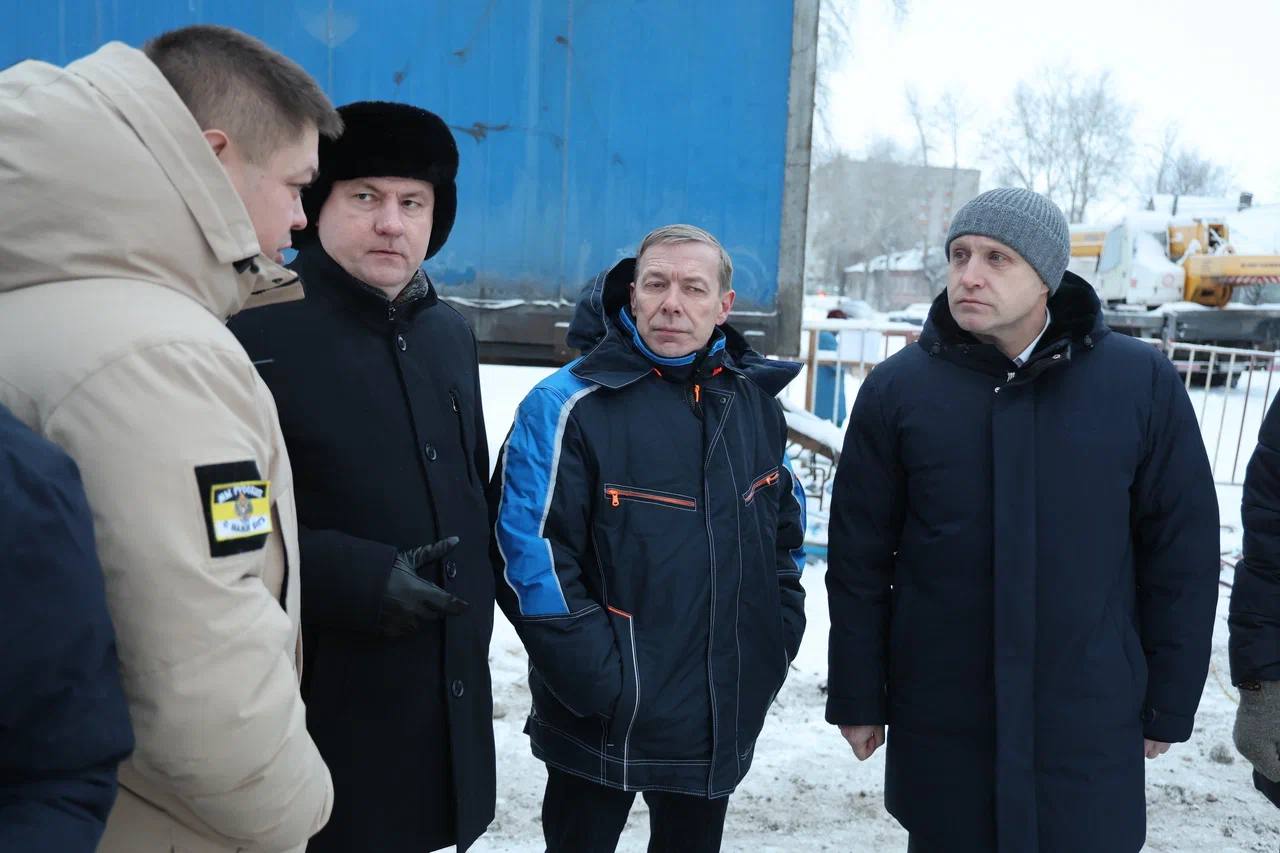 На перекрестке Ломоносова и Вологодской произошла серьезная авария на водоводе 1000 мм. По масштабам она аналогична ситуации трехлетней давности в районе Ломоносова и Карла Либкнехта, когда часть города оставалась без...