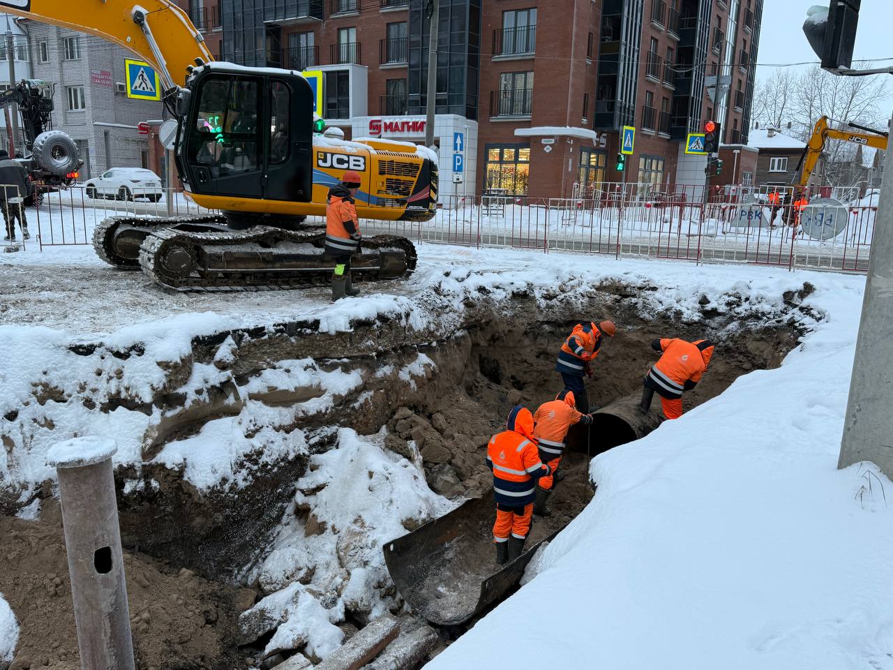 На перекрестке Ломоносова и Вологодской произошла серьезная авария на водоводе 1000 мм. По масштабам она аналогична ситуации трехлетней давности в районе Ломоносова и Карла Либкнехта, когда часть города оставалась без... На перекрестке Ломоносова и Вологодской произошла серьезная авария на водоводе 1000 мм. По масштабам она аналогична ситуации трехлетней давности в районе Ломоносова и Карла Либкнехта, когда часть города оставалась без...