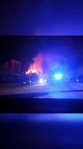 В Вельске серьезный пожар. Горит деревянный двухэтажный дом на улице Революционной, 83. Видео из сообщества "Подслушано Вельск" в Вк