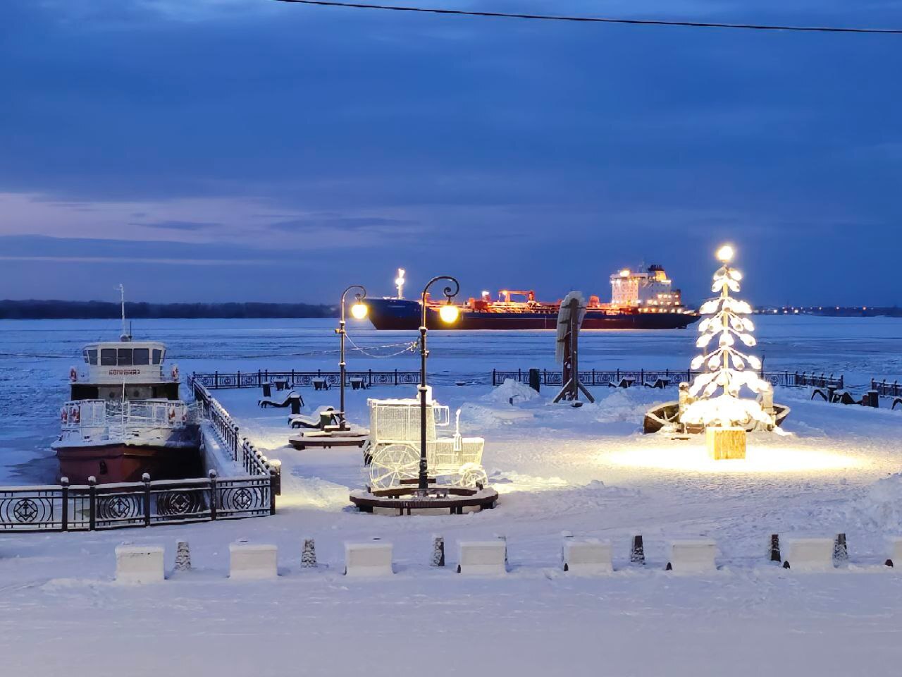 На набережной появились два традиционных праздничных арт-объекта