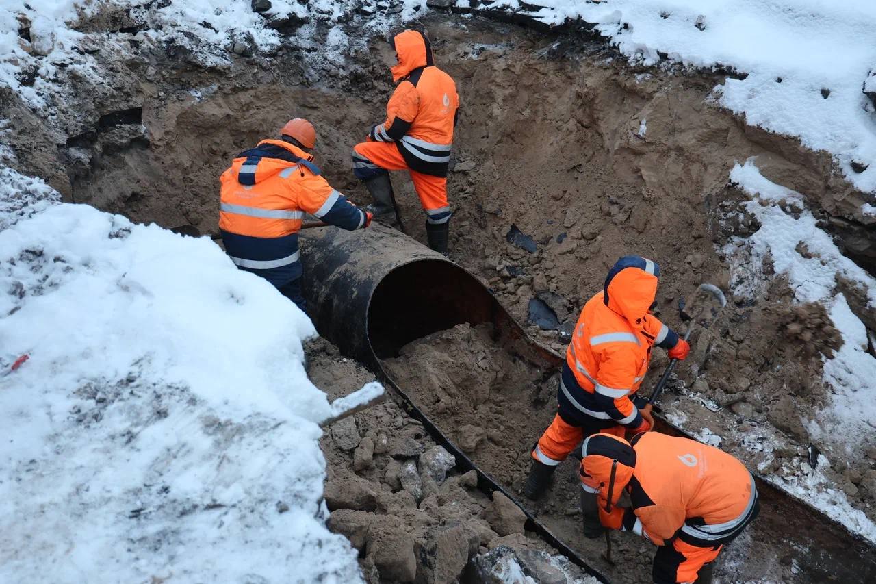 На перекрестке Ломоносова и Вологодской произошла серьезная авария на водоводе 1000 мм. По масштабам она аналогична ситуации трехлетней давности в районе Ломоносова и Карла Либкнехта, когда часть города оставалась без... На перекрестке Ломоносова и Вологодской произошла серьезная авария на водоводе 1000 мм. По масштабам она аналогична ситуации трехлетней давности в районе Ломоносова и Карла Либкнехта, когда часть города оставалась без...