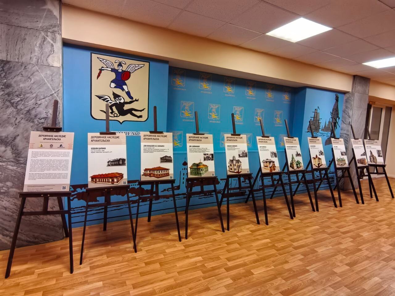 Передвижная фото-выставка «Деревянное наследие» появилась в фойе городской администрации!