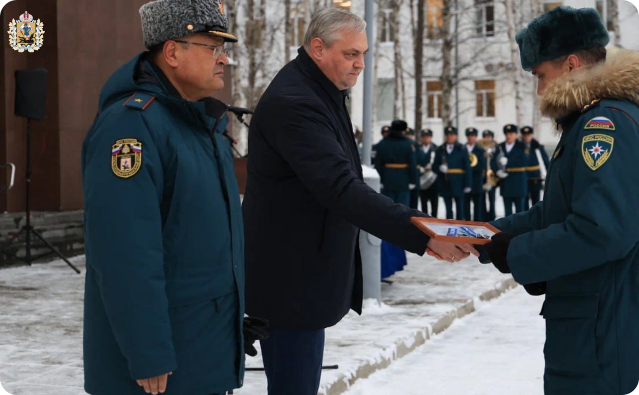 Сегодня подразделениям МЧС России вручили ключи от новой техники Сегодня подразделениям МЧС России вручили ключи от новой техники
