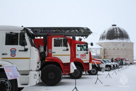 Сегодня более десяти единиц новой техники вручили подразделениям МЧС России