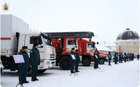 Сегодня подразделениям МЧС России вручили ключи от новой техники