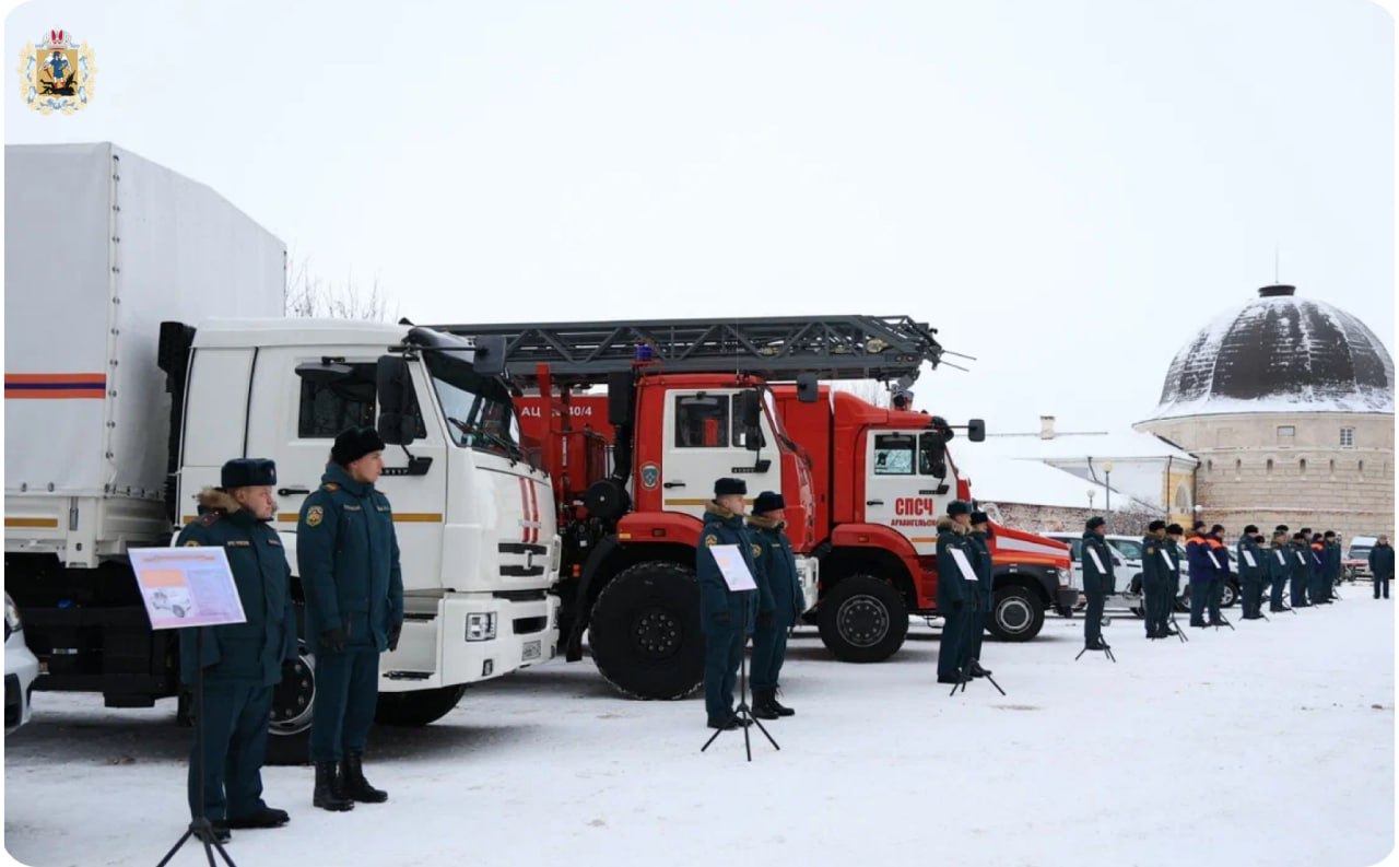 Сегодня подразделениям МЧС России вручили ключи от новой техники