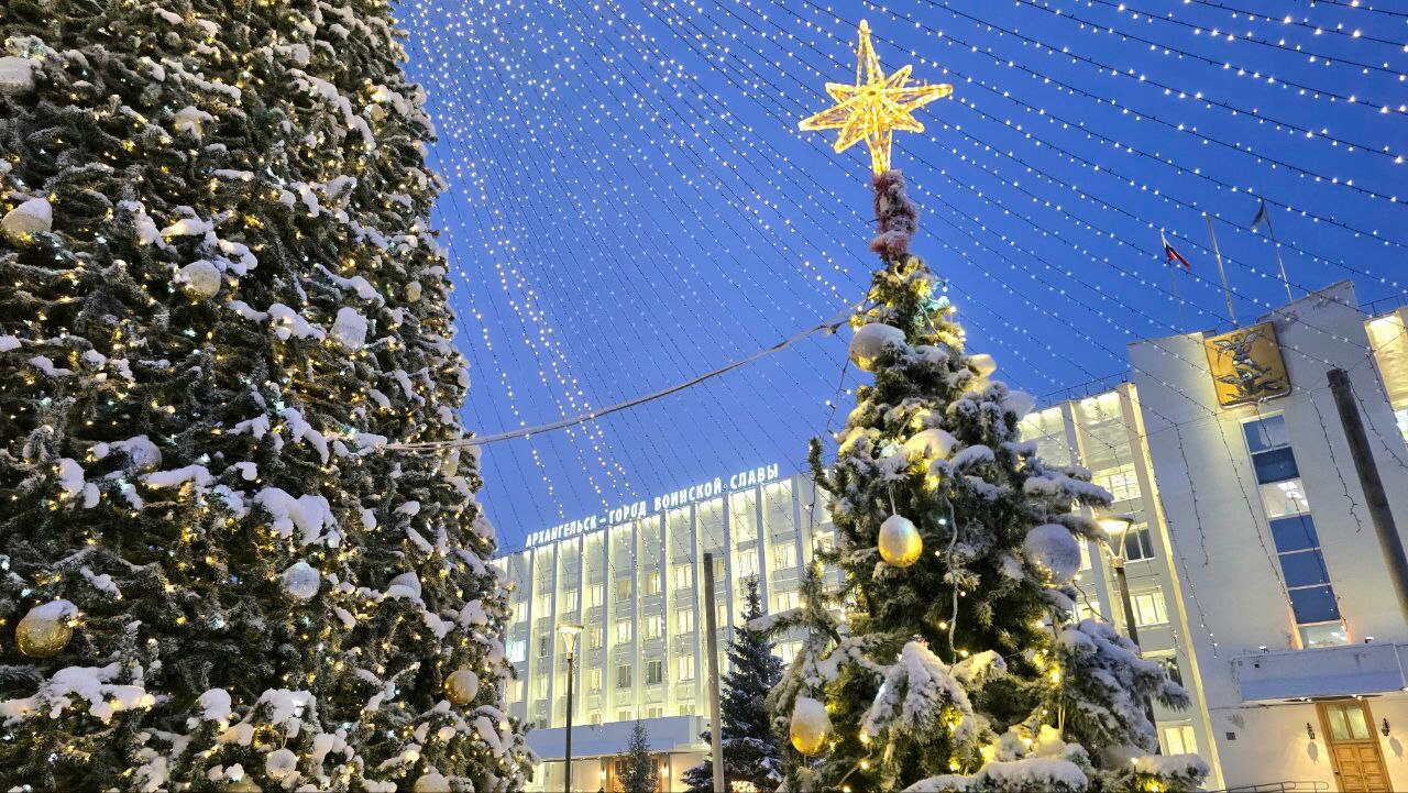 Новый год всё ближе! Город уже сияет праздничными огнями, повсюду стоят ёлки и яркие украшения Новый год всё ближе! Город уже сияет праздничными огнями, повсюду стоят ёлки и яркие украшения