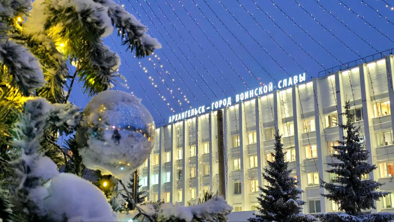 Новый год всё ближе! Город уже сияет праздничными огнями, повсюду стоят ёлки и яркие украшения Новый год всё ближе! Город уже сияет праздничными огнями, повсюду стоят ёлки и яркие украшения