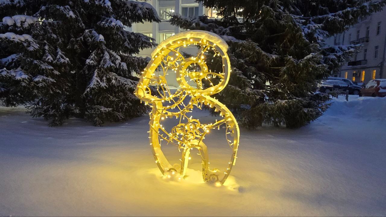 Новый год всё ближе! Город уже сияет праздничными огнями, повсюду стоят ёлки и яркие украшения Новый год всё ближе! Город уже сияет праздничными огнями, повсюду стоят ёлки и яркие украшения