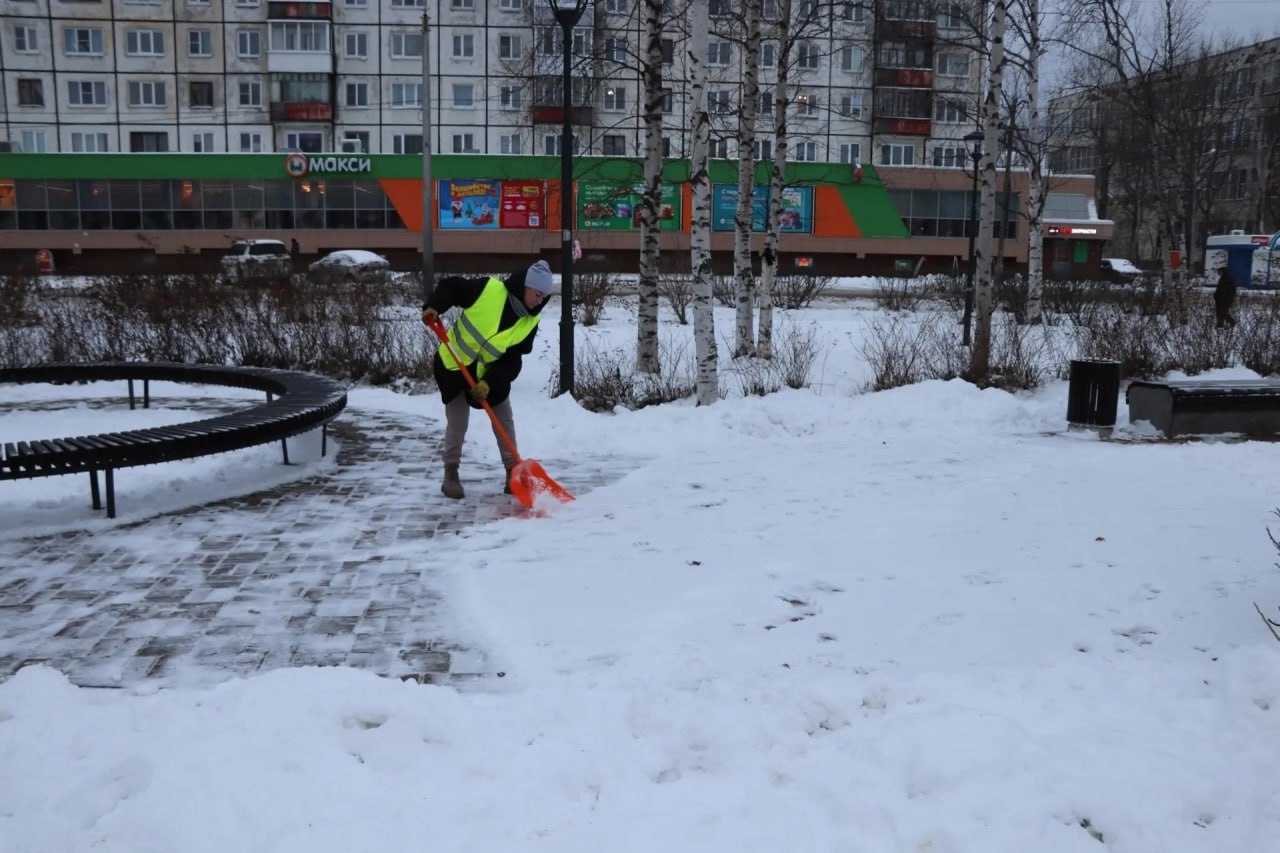 Игорь Арсентьев: На севере погода не только изменчива, но еще и с характером! Несколько дней идет снег и на термометре -2 градуса, в субботу - дождь и +2, а к понедельнику температура опустится до -12 Игорь Арсентьев: На севере погода не только изменчива, но еще и с характером! Несколько дней идет снег и на термометре -2 градуса, в субботу - дождь и +2, а к понедельнику температура опустится до -12