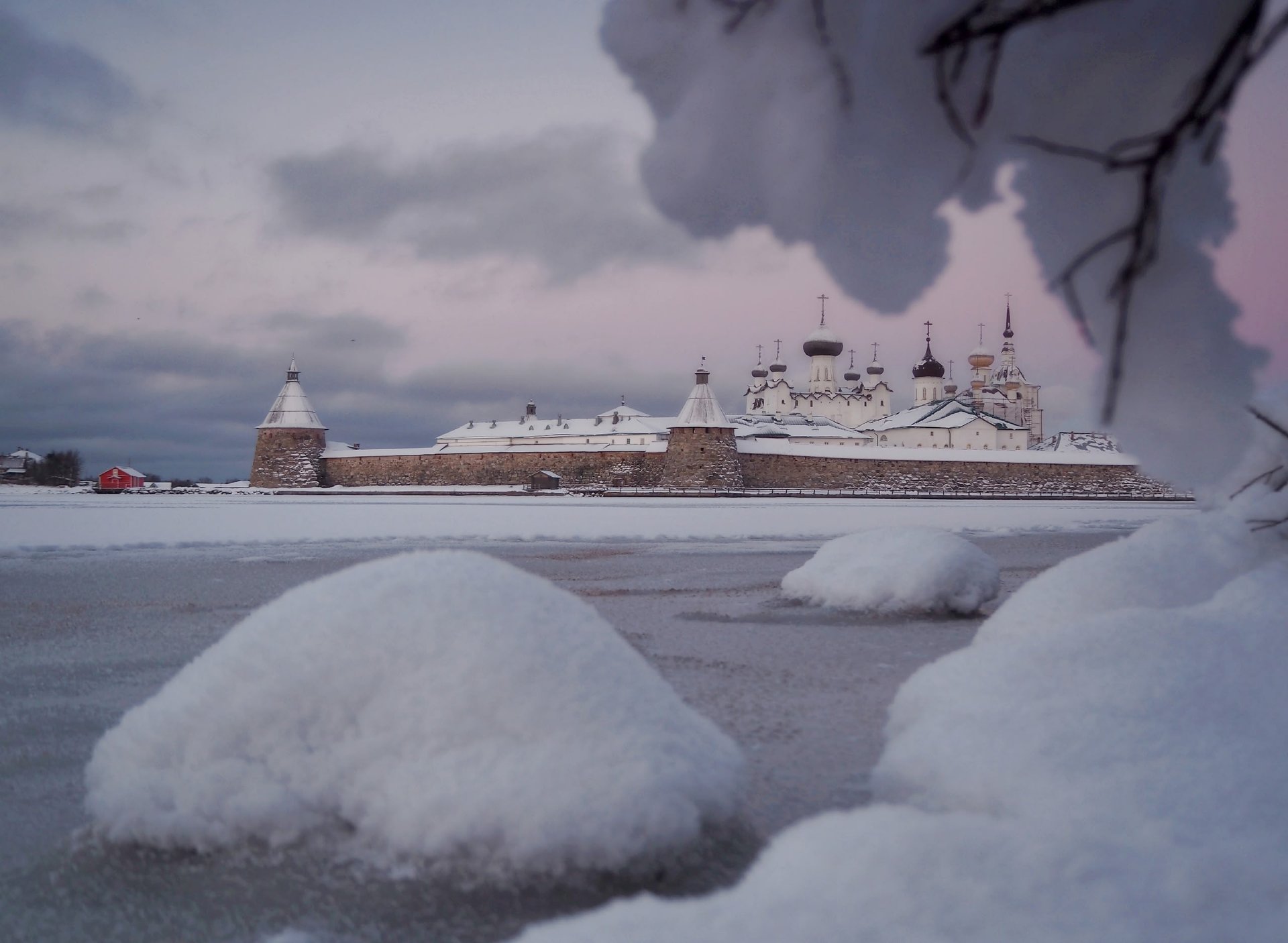 Декабрь. Молчаливые пейзажи Соловков окутаны мягким светом