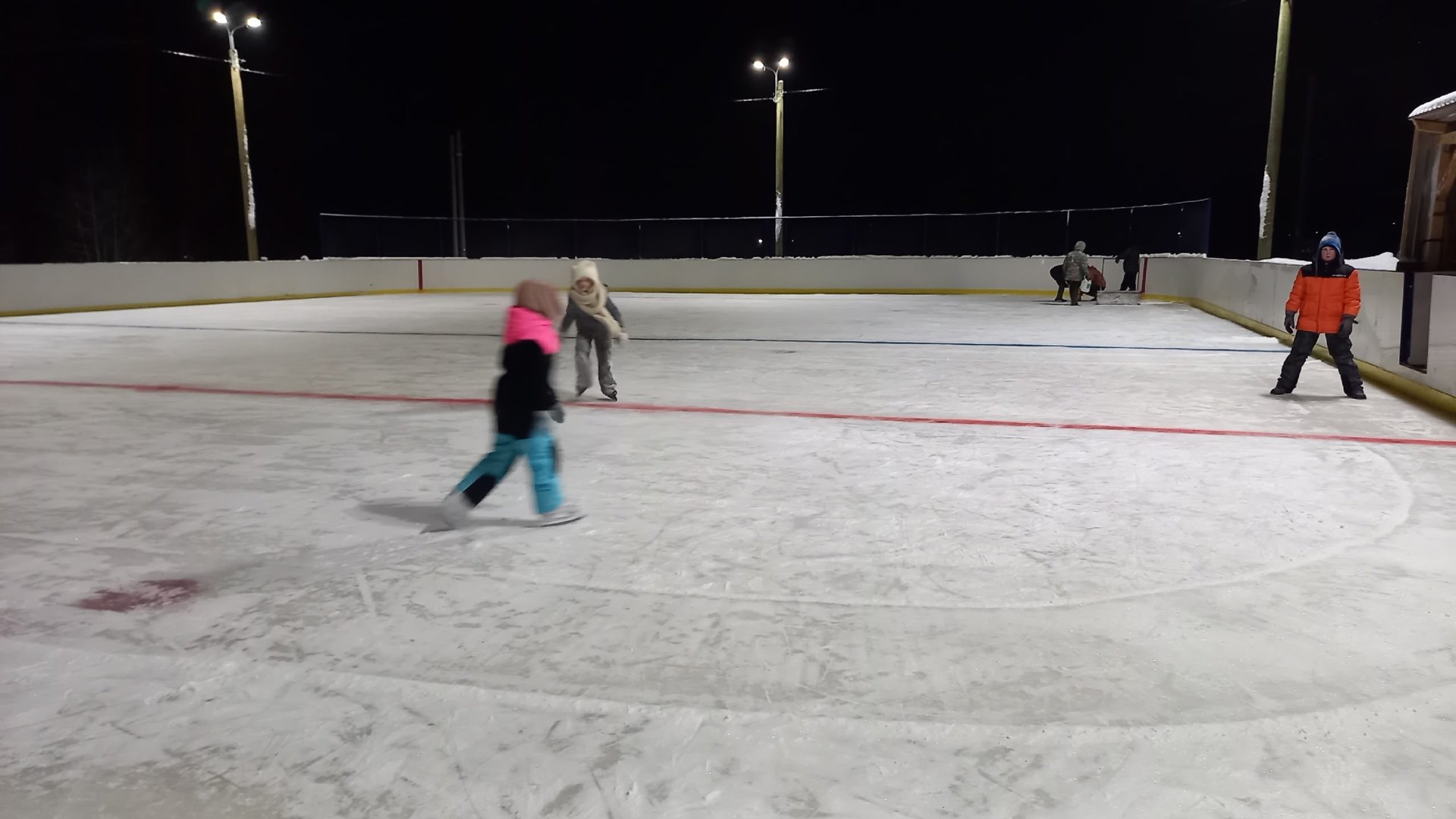 В поселке Шипицыно можно бесплатно поиграть в хоккей или просто покататься на коньках В поселке Шипицыно можно бесплатно поиграть в хоккей или просто покататься на коньках