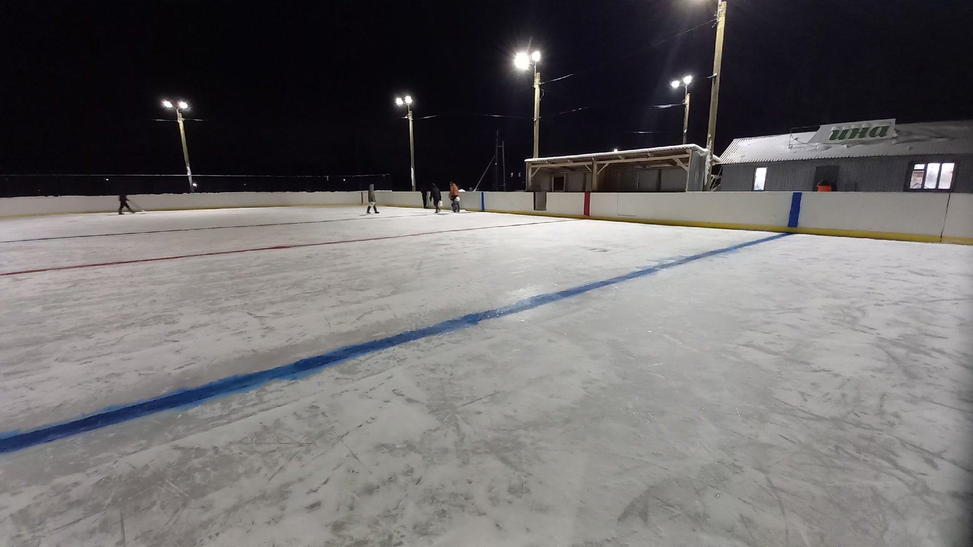 В поселке Шипицыно можно бесплатно поиграть в хоккей или просто покататься на коньках