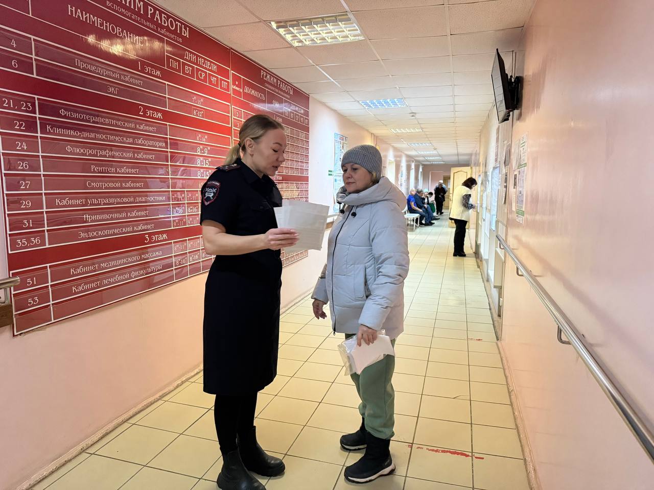 Сотрудники Госавтоинспекции Отд МВД России «Вилегодское» и представители Ильинской средней школы провели встречи с посетителями больницы, чтобы напомнить о важности соблюдения правил дорожного движения Сотрудники Госавтоинспекции Отд МВД России «Вилегодское» и представители Ильинской средней школы провели встречи с посетителями больницы, чтобы напомнить о важности соблюдения правил дорожного движения