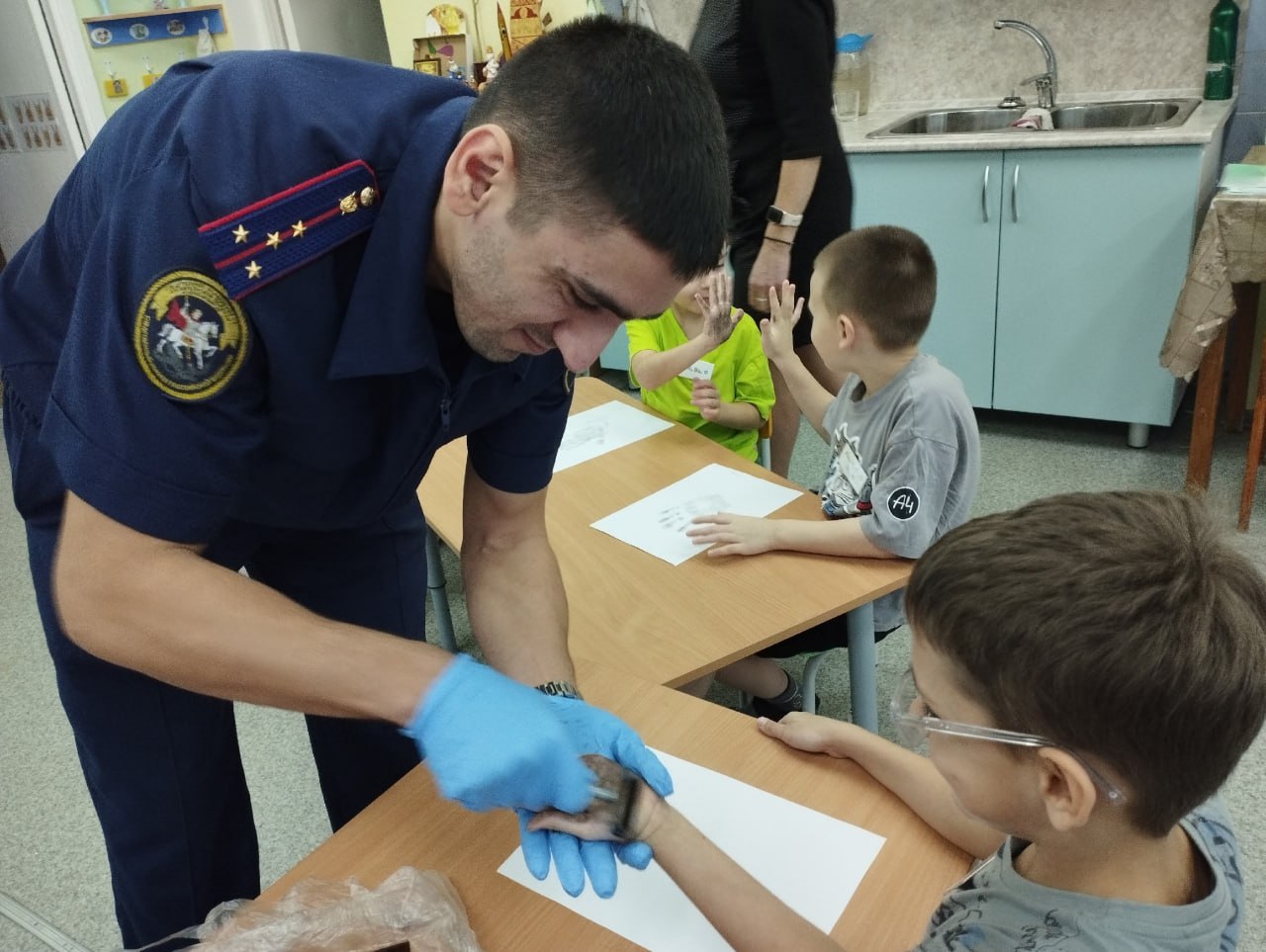 Следователь Приморского межрайонного следственного отдела провел познавательное занятие для воспитанников детского сада Следователь Приморского межрайонного следственного отдела провел познавательное занятие для воспитанников детского сада