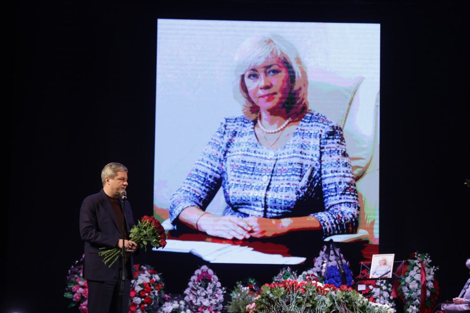 Архангелогородцы скорбят. Сегодня в городском культурном центре простились с Ольгой Абакшиной