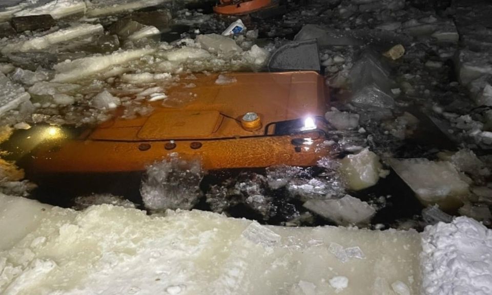 Бензовоз проломил пешеходную переправу в Мезени