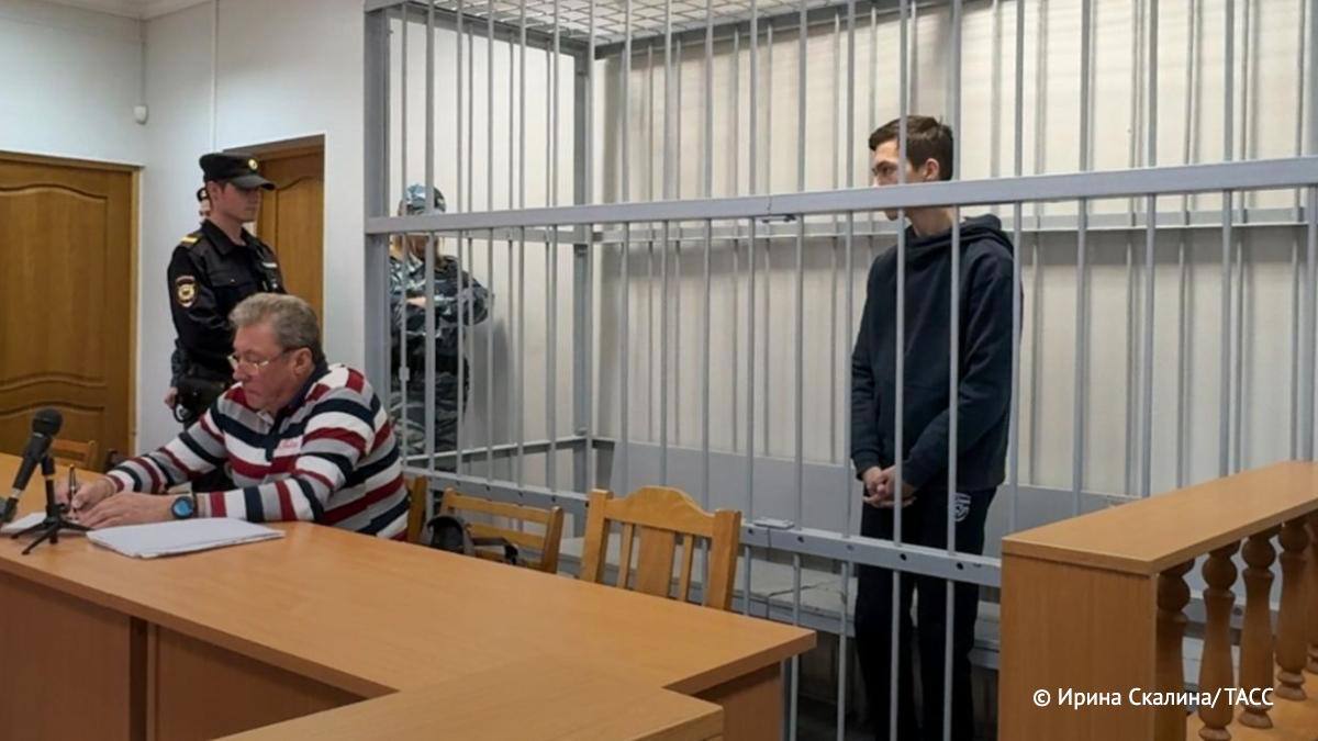 Суд в Архангельске арестовал на 2 месяца напавшего на преподавателей техникума бывшего студента, сообщает корреспондент ТАСС из зала суда