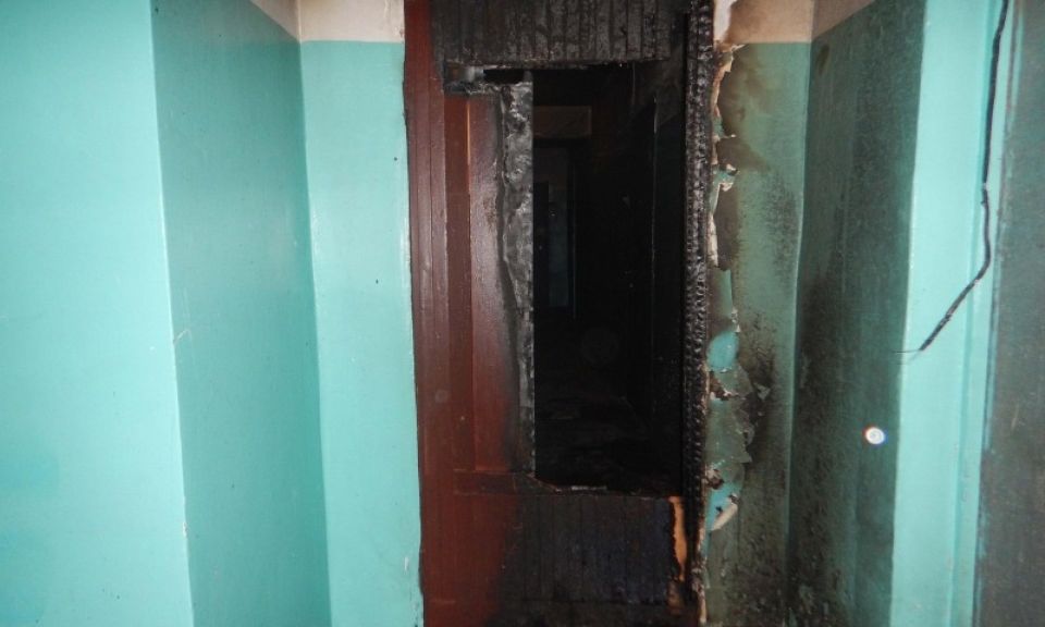 Молодая новодвинка устроила поджог в подъезде из-за конфликта с соседкой