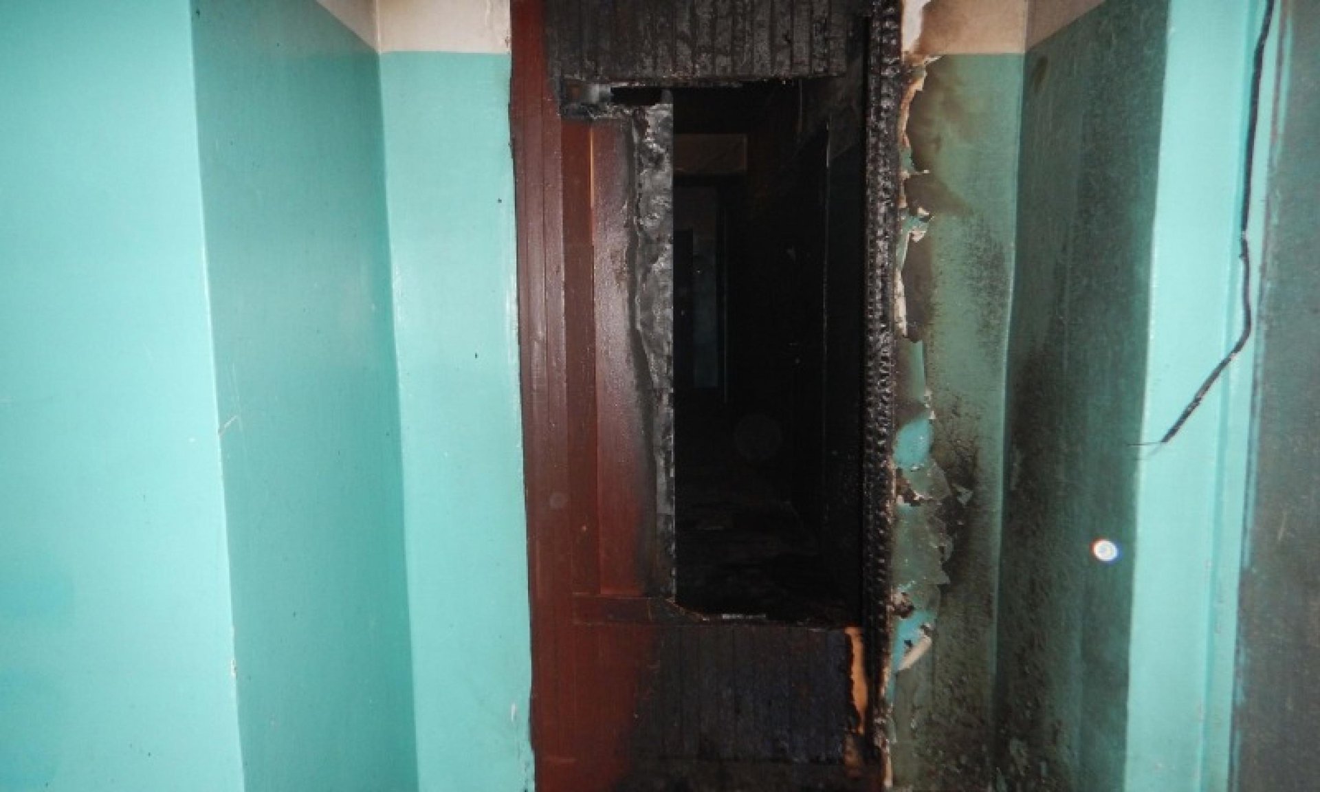 Молодая новодвинка устроила поджог в подъезде из-за конфликта с соседкой