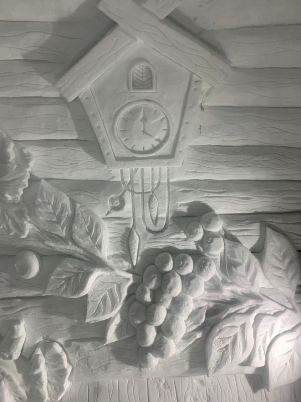 Северянин украшает зал Снежной деревни в Хибинах!