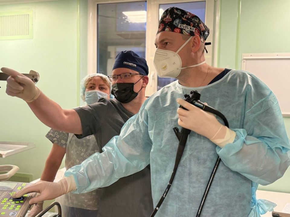 Команда медиков Архангельской областной больницы провела редкое вмешательство и восстановила пациенту дыхание