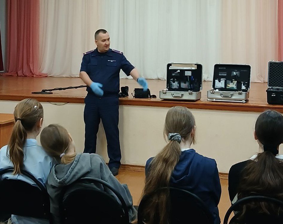 В областном центре следователи провели профилактическое занятие для школьников В областном центре следователи провели профилактическое занятие для школьников