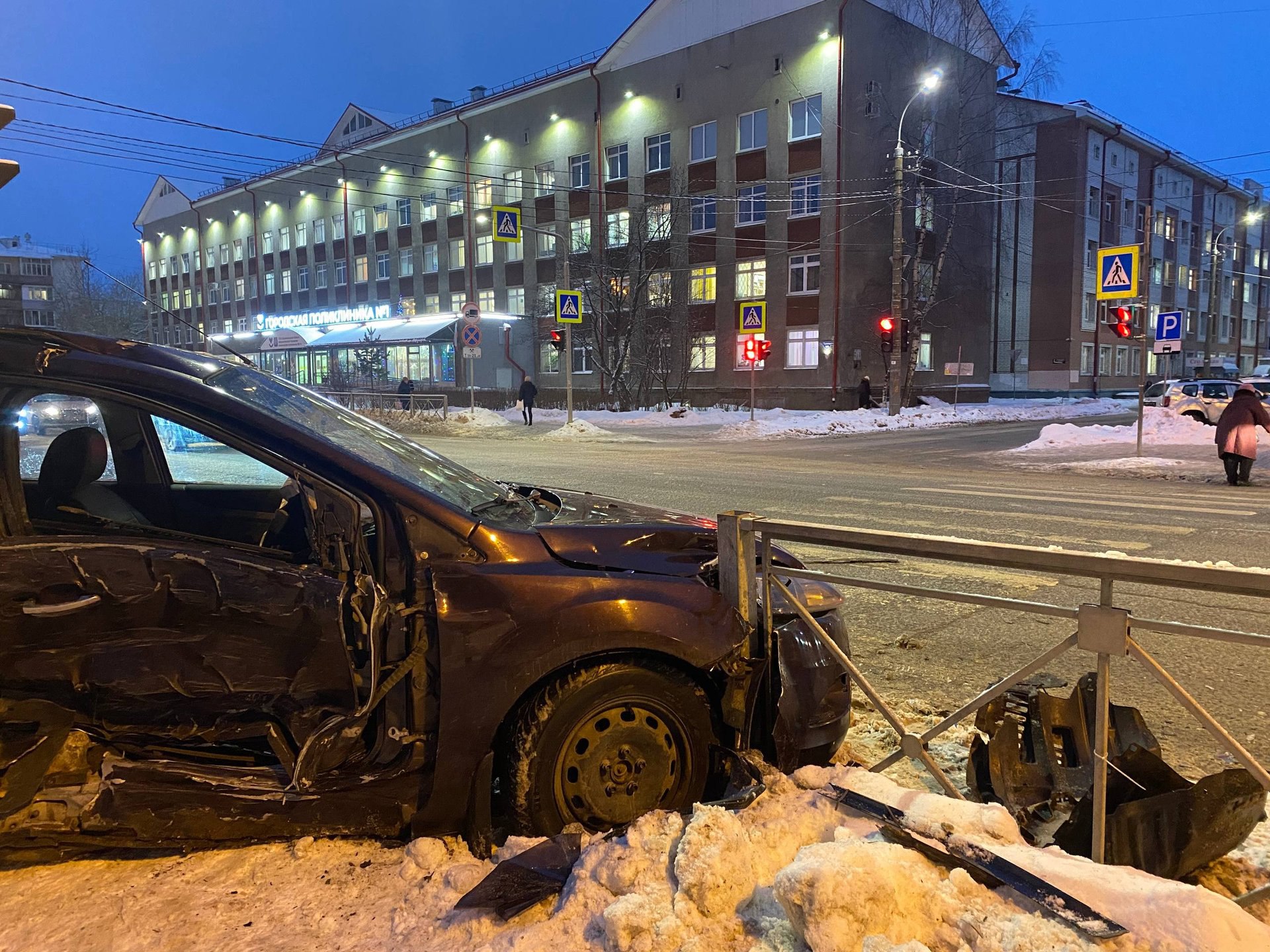 А вот и официальная информация от госавтоинспекции: по предварительным данным, водитель «Тойоты» проезжал на запрещающий желтый сигнал светофора, в результате чего совершил столкновение с автомобилем «Форд фокус», который...