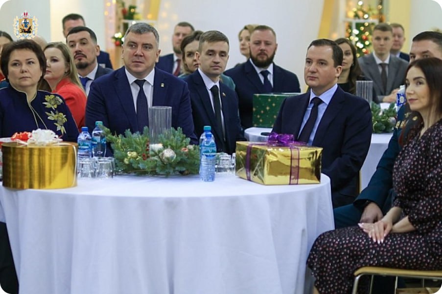 В канун Нового года губернатор Александр Цыбульский и участники кадровой программы «Защитники. Под крылом Архангела» присоединились к благотворительной акции «Коробка доброты»