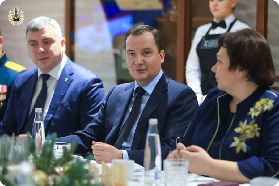 В канун Нового года губернатор Александр Цыбульский и участники кадровой программы «Защитники. Под крылом Архангела» присоединились к благотворительной акции «Коробка доброты» В канун Нового года губернатор Александр Цыбульский и участники кадровой программы «Защитники. Под крылом Архангела» присоединились к благотворительной акции «Коробка доброты»