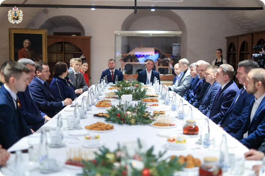 В канун Нового года губернатор Александр Цыбульский и участники кадровой программы «Защитники. Под крылом Архангела» присоединились к благотворительной акции «Коробка доброты» В канун Нового года губернатор Александр Цыбульский и участники кадровой программы «Защитники. Под крылом Архангела» присоединились к благотворительной акции «Коробка доброты»