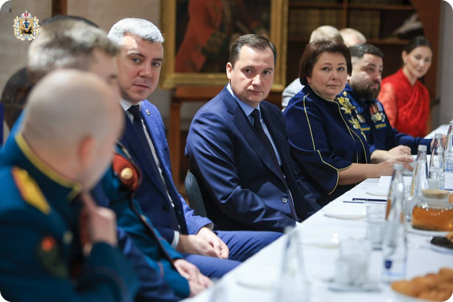 В канун Нового года губернатор Александр Цыбульский и участники кадровой программы «Защитники. Под крылом Архангела» присоединились к благотворительной акции «Коробка доброты» В канун Нового года губернатор Александр Цыбульский и участники кадровой программы «Защитники. Под крылом Архангела» присоединились к благотворительной акции «Коробка доброты»