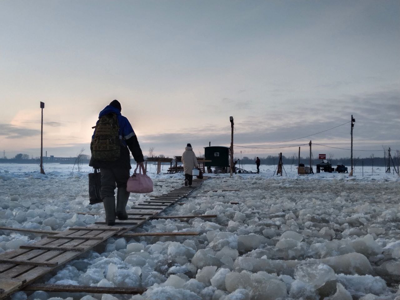 Открыта ледовая пешеходная переправа на Хабарку! Открыта ледовая пешеходная переправа на Хабарку!