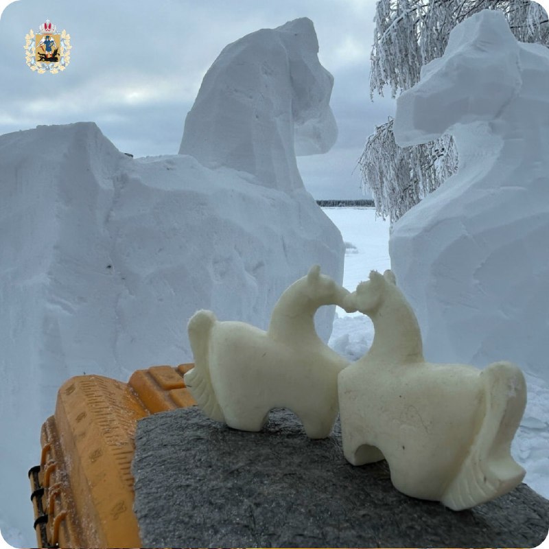 Замечательных коней мастерит рядом с Верхнетоемским краеведческим музеем Николай Николаевич Голубев Замечательных коней мастерит рядом с Верхнетоемским краеведческим музеем Николай Николаевич Голубев