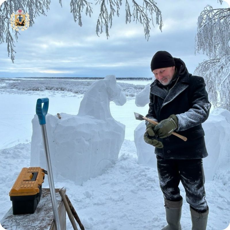 Замечательных коней мастерит рядом с Верхнетоемским краеведческим музеем Николай Николаевич Голубев