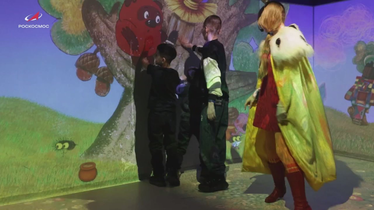 Глава Роскосмоса встретился с участниками акции "Ёлка желаний" и вручил им подарки