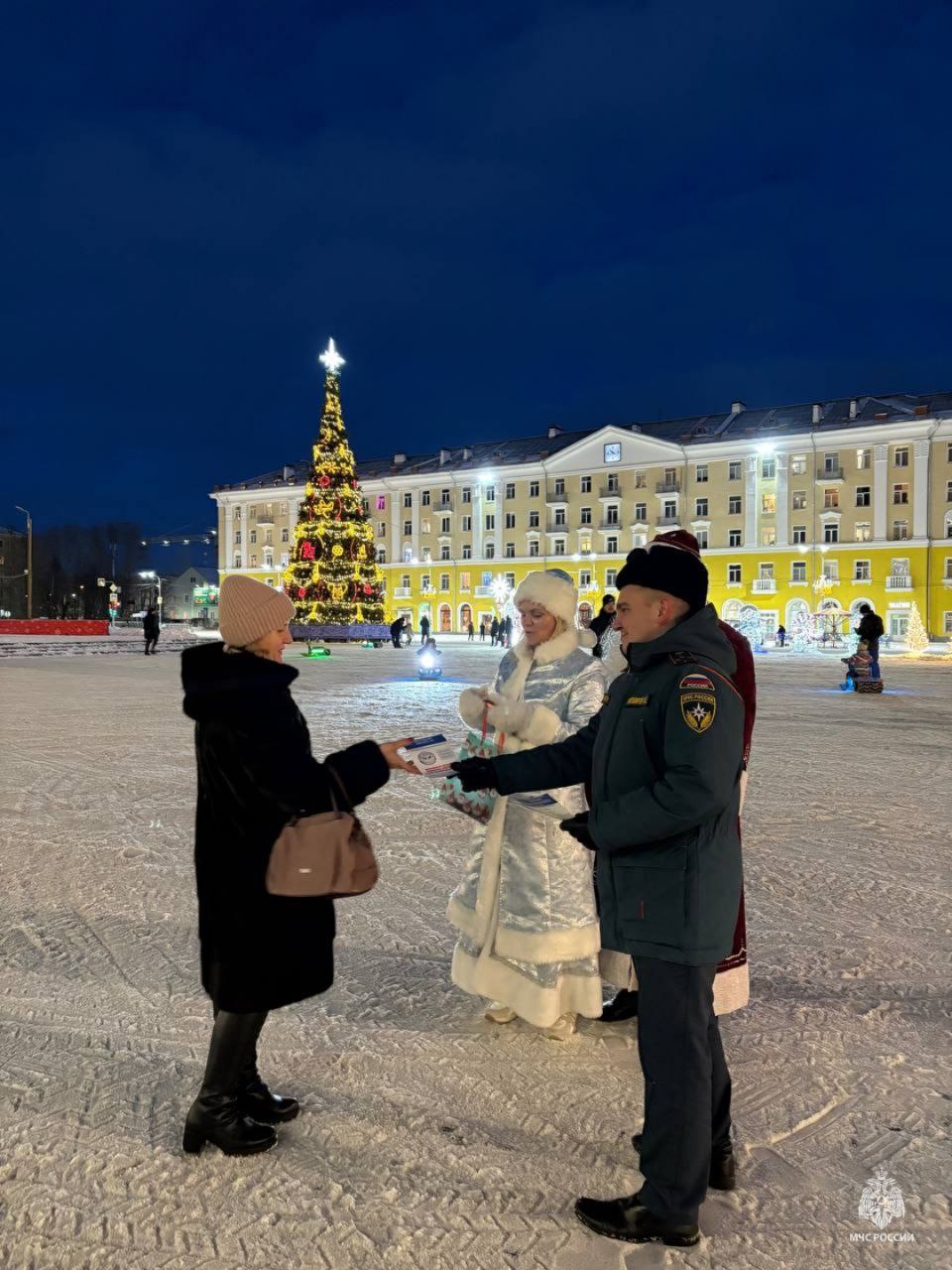 На главной площади в Северодвинске происходила магия! И не просто магия, а магия безопасного Нового года! На главной площади в Северодвинске происходила магия! И не просто магия, а магия безопасного Нового года!