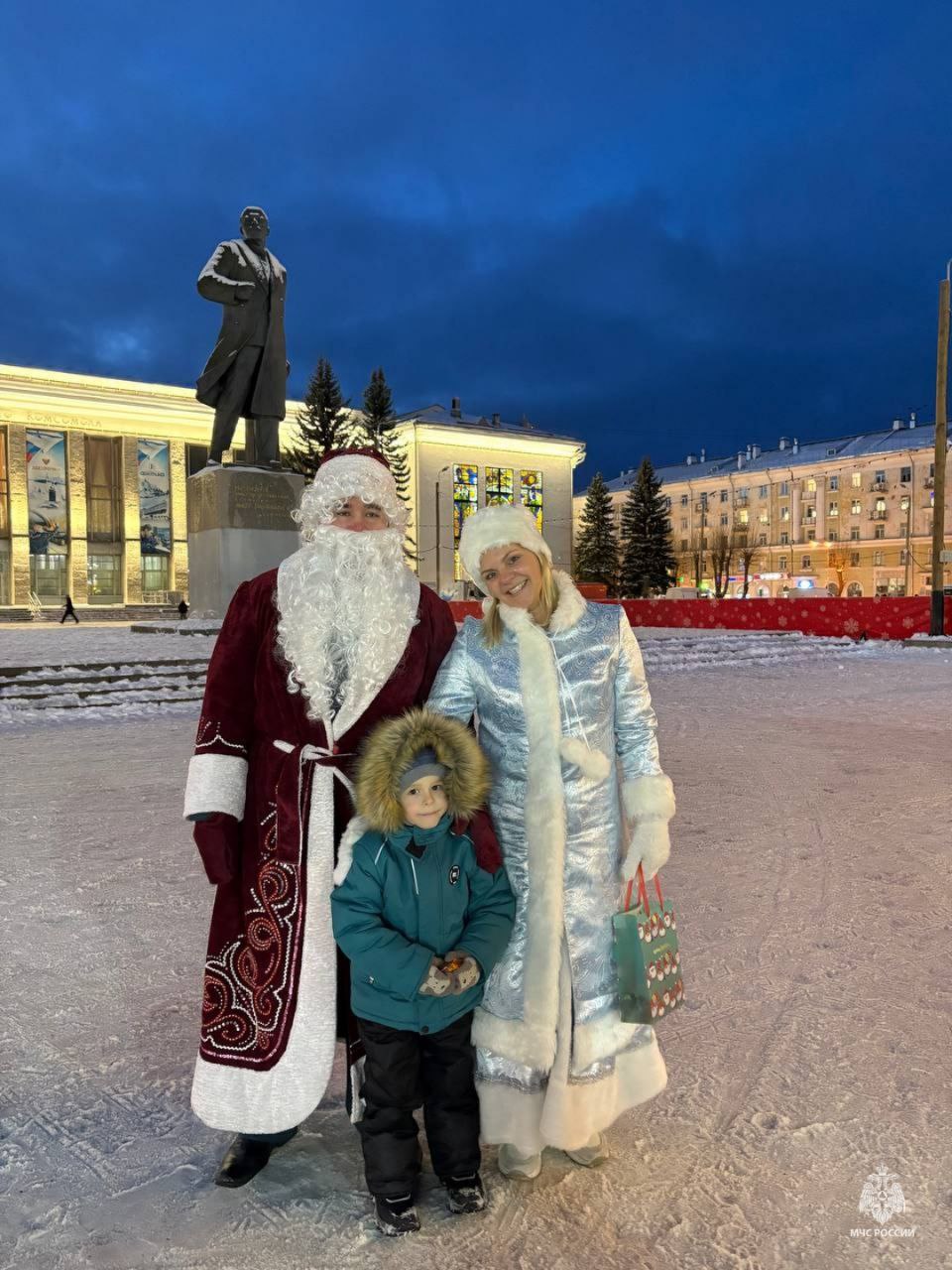 На главной площади в Северодвинске происходила магия! И не просто магия, а магия безопасного Нового года! На главной площади в Северодвинске происходила магия! И не просто магия, а магия безопасного Нового года!