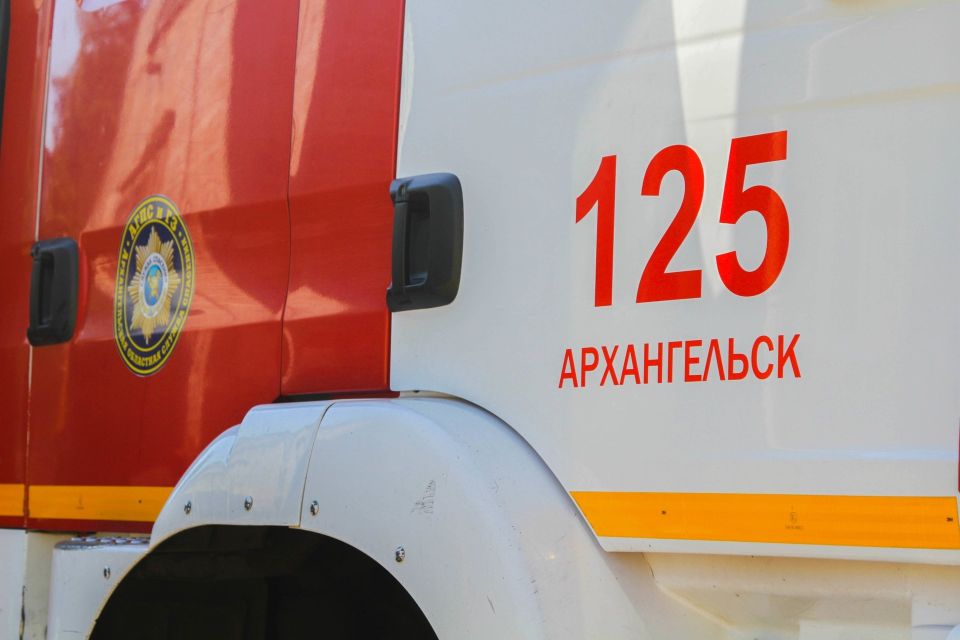 Мужчина потянулся за пультом дистанционного управления и его рука застряла в диване