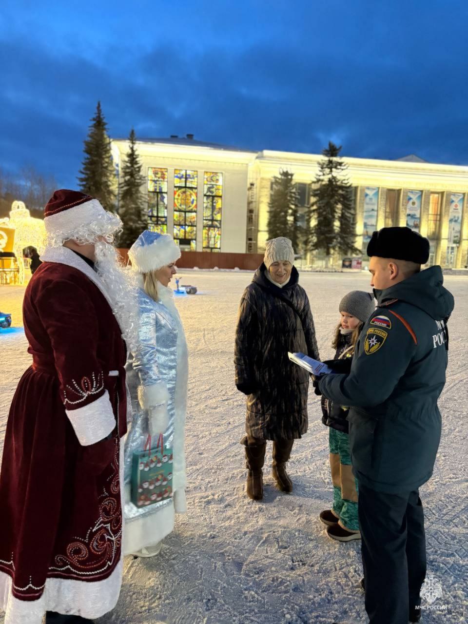 На главной площади в Северодвинске происходила магия! И не просто магия, а магия безопасного Нового года! На главной площади в Северодвинске происходила магия! И не просто магия, а магия безопасного Нового года!
