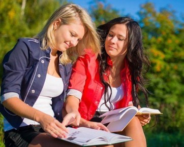 Студенческий стиль: Как выглядеть модно и уместно на лекциях и вечеринках