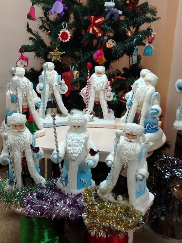 Целую команду Дедов Морозов создали участницы клуба рукодельниц из Шалакуши (Няндомский округ)! Каждый персонаж из ваты со своим характером и душой