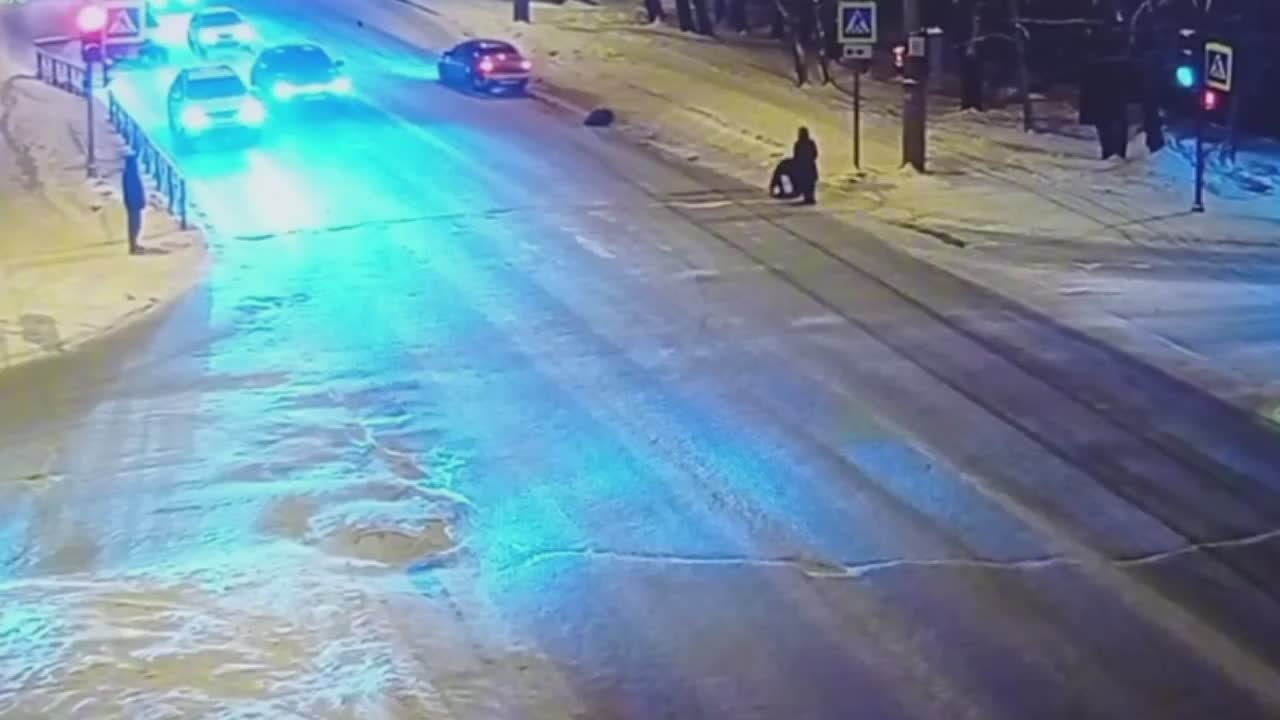 В Архангельске на Московском проспекте водитель, двигавшийся на желтый сигнал, сбил двух пешеходов, переходивших дорогу на красный