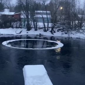 Страннота, созданная природой! На незамерзающей протоке под Северодвинском заметили снежное кольцо-аномалию