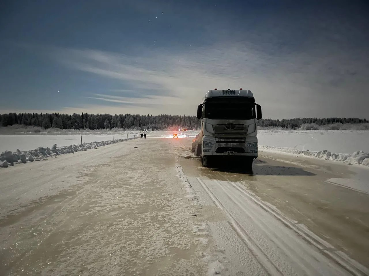 Бензовоз снова проломил лёд ледовой переправы через р. Мезень Бензовоз снова проломил лёд ледовой переправы через р. Мезень