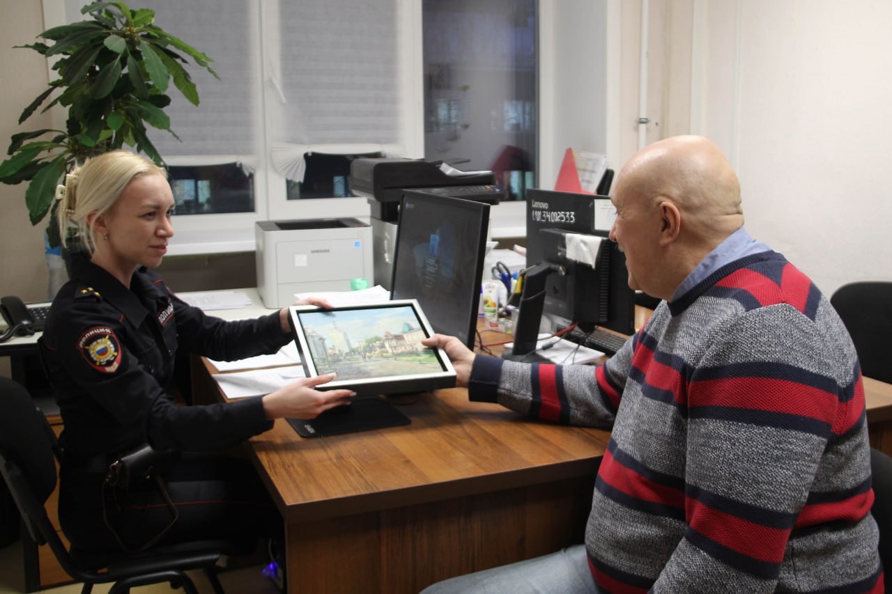 В Архангельске полицейские вернули владельцу художественного салона-галереи похищенную картину В Архангельске полицейские вернули владельцу художественного салона-галереи похищенную картину